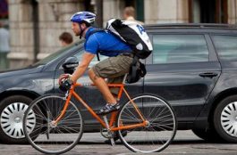 Andar en bicicleta adelgaza: los que usan el auto pesan más