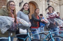 Para llegar al título universitario hay que estudiar… y pedalear