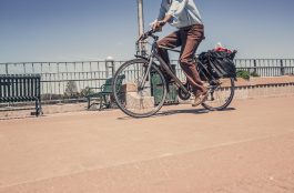¿Qué medidas de seguridad debe tomar un ciclista al montar una bicicleta?